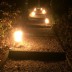 Vuurblikken, als mooi verlichtend pad tijdens Allerheiligen op het kerkhof